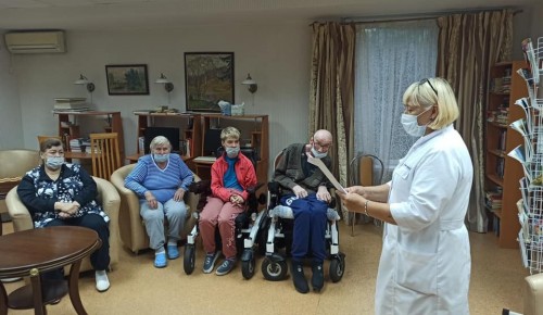 В пансионате для ветеранов труда №6 провели литературно-музыкальную программу о Москве