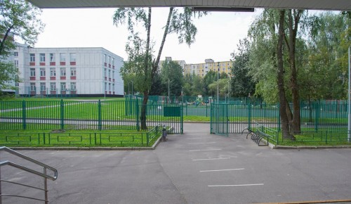 Москвичам рассказали, как живет школа в Ясеневе, где снимался фильм "Вам и не снилось"