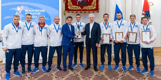 Собянин наградил спортсменов - чемпионов мира по пляжному футболу