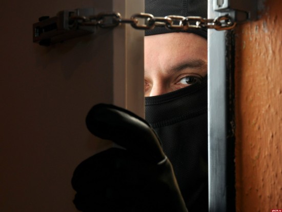 Полиция разыскивает грабителя, укравшего из квартиры в Конькове почти 1,1 млн рублей