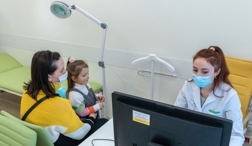Треть детских поликлиник Москвы до конца года полностью перейдут на электронные медкарты