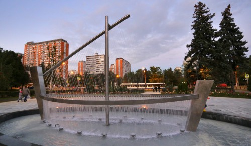 Светодинамический фонтан появился на Черноморском бульваре в ЮЗАО