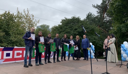 Волонтеры Котловки получили награды от районных властей в День города