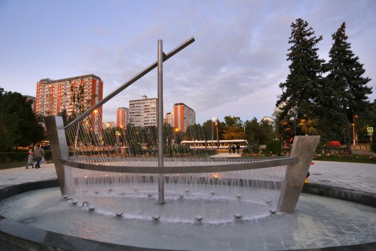 Светодинамический фонтан появился на Черноморском бульваре в ЮЗАО