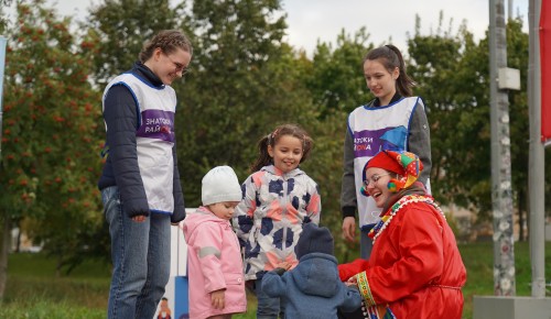 Студенты представили жителям Ломоносовского новый просветительский проект «Знатоки района»