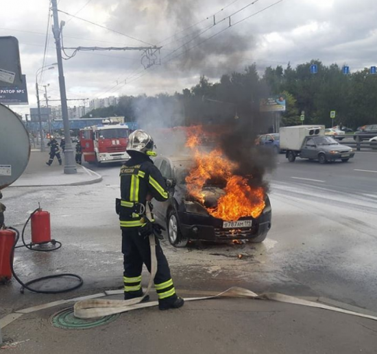 МЧС Москвы рекомендует автолюбителям проверить в своей машине огнетушитель