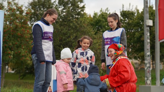 Студенты представили жителям Ломоносовского новый просветительский проект «Знатоки района»