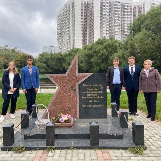 Ученики школы №17 посетили мемориальную доску Герою Советского Союза Виктору Юдину
