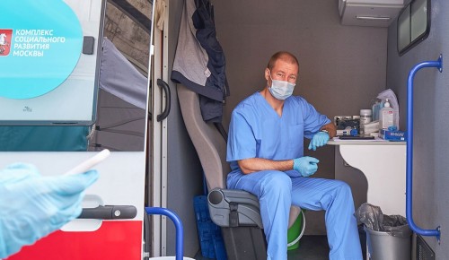 У метро «Бульвар Дмитрия Донского» открыли мобильный пункт вакцинации от гриппа