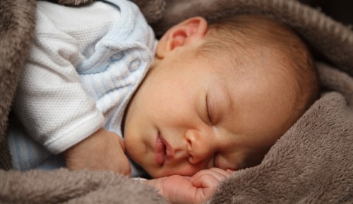 Заведующий детской клиникой роддома №4 ответил, почему ребенок не спит по ночам