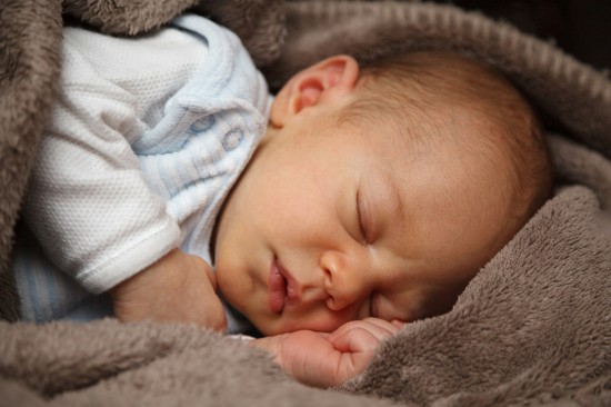 Заведующий детской клиникой роддома №4 ответил, почему ребенок не спит по ночам