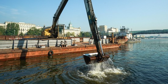 Акваторию Андреевской набережной и Воробьёвского причала очистили городские службы