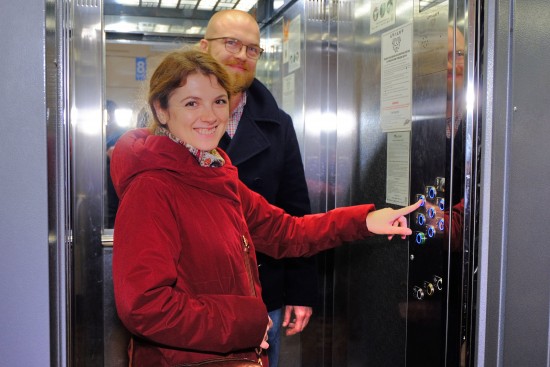 Лифты  меняют на "космические".  Корреспонденты протестировали подъемник  в Гагаринском районе