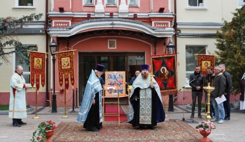 Благодарственный молебен в честь дня празднования иконы Божией Матери «Неопалимая Купина» состоялся в храме на Пречистенке