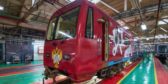 На серой ветке метро запустили  тематический поезд в честь 125-летия Российского университета транспорта