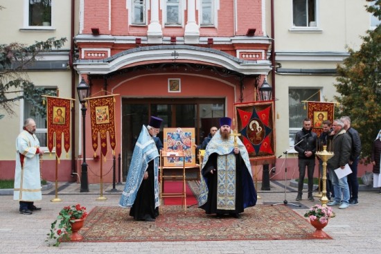 Благодарственный молебен в честь дня празднования иконы Божией Матери «Неопалимая Купина» состоялся в храме на Пречистенке