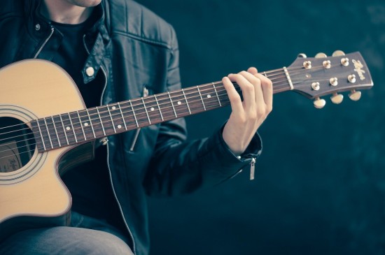 В ЦКИ «Меридиан» пройдут мастер-классы для детей и взрослых по игре на гитаре
