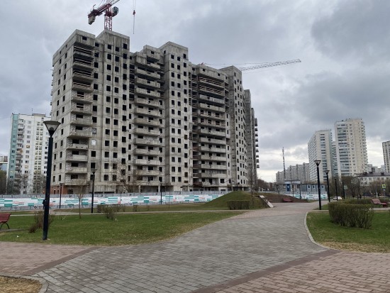 В новом доме на Севастопольском проспекте строители проводят работы по отделке фасадов