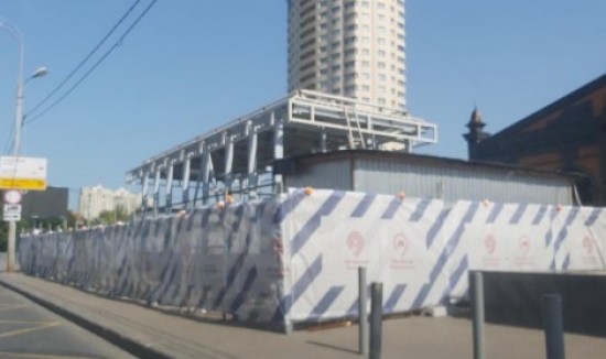 До 10 октября рабочие завершат работы по установке навеса над выходами со станции метро «Новые Черемушки»