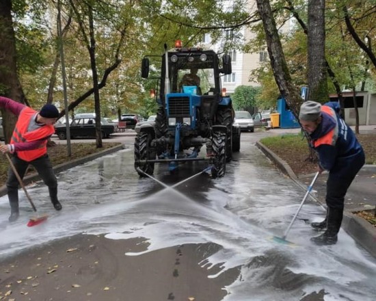В Черемушках специалисты коммунальных служб промыли дороги и тротуары специальным шампунем