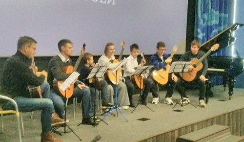 Гитаристы детской музыкальной школы Иванова-Крамского приняли участие в Дне дарителя в Дарвиновском музее
