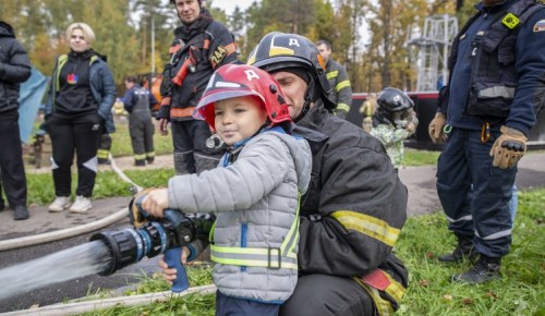 Подняться на высоту, спуститься в колодец и отловить змею: учебные сборы добровольных пожарных и спасателей прошли в столице