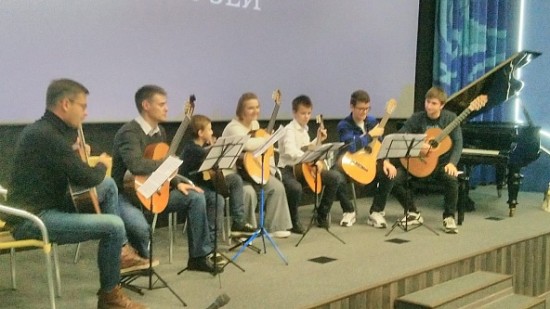Гитаристы детской музыкальной школы Иванова-Крамского приняли участие в Дне дарителя в Дарвиновском музее