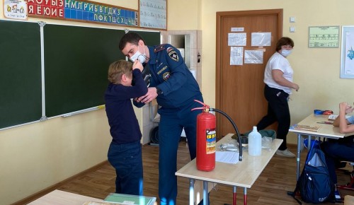 Сотрудники столичного главка МЧС России рассказали школьникам о гражданской обороне