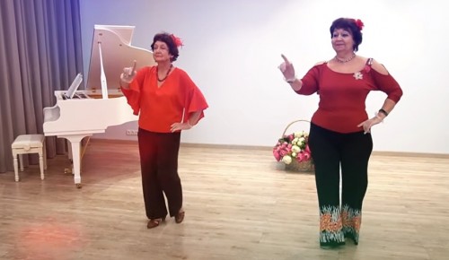 Участницы клуба "Мои года - моё богатство" Центра "Эврика-Бутово" учат зрителей модным танцам