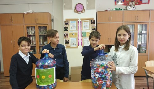Ученики школы №1101 приняли участие в акциях "Бумажный БУМ" и "Добрые крышечки"