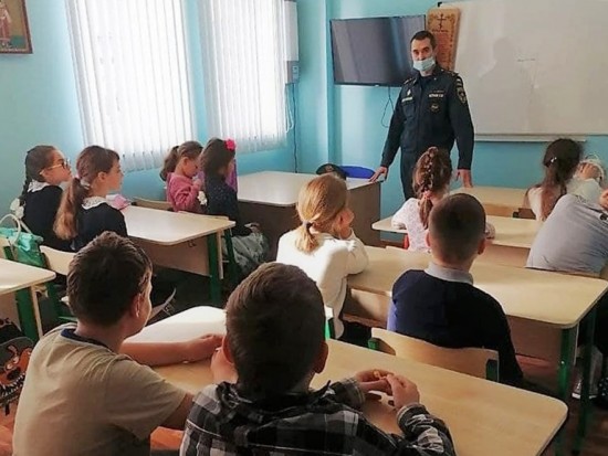 Ученикам воскресной школы при храме Феодора Ушакова рассказали о пожарной безопасности