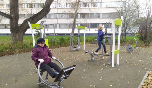 Тренировки на свежем воздухе. Спортплощадка у общежития МГУ пользуется популярностью