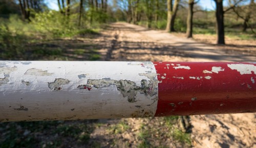 В ЮЗАО с начала 2021 года убрали 16 ограждений, мешающих проезду на территории общего пользования