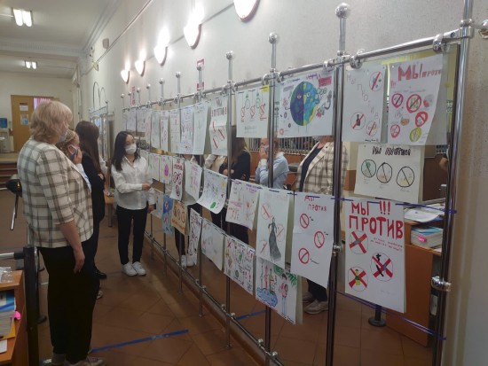 Школа № 199 провела конкурс социальных плакатов «Мы против»