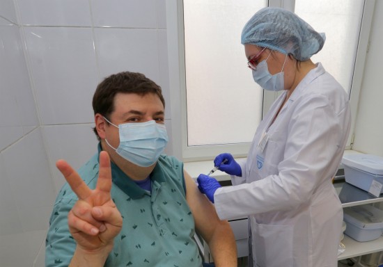 Надежная защита.  Корреспонденты посмотрели, как идёт вакцинация  в Ломоносовском районе