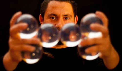 Культурный центр «Меридиан» опубликовал мастер-класс по жонглированию