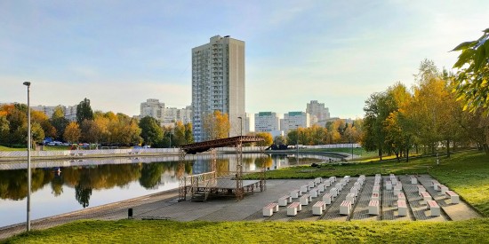 На берегу зацветут ирисы. В Конькове  приводят в порядок исторический водоем