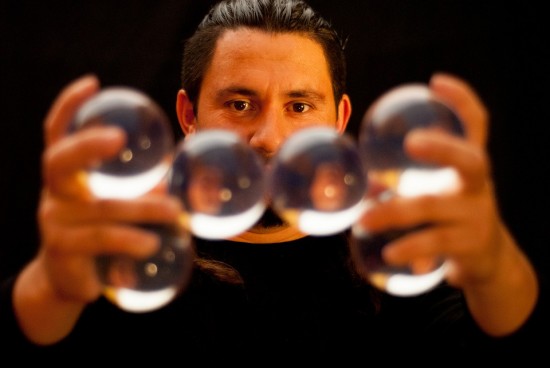 Культурный центр «Меридиан» опубликовал мастер-класс по жонглированию