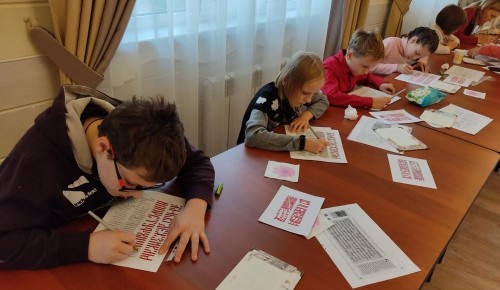 Воспитанники воскресной школы при храме Евфросинии Московской посетили мастер-класс по каллиграфии