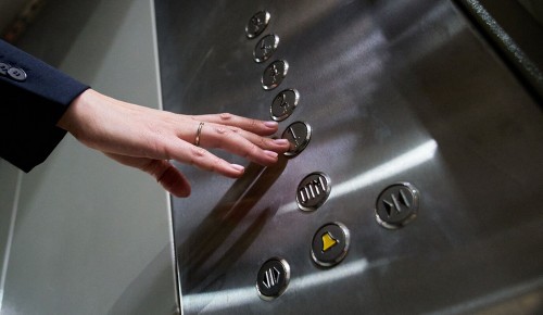 В домах на юго-западе Москвы заменят более 300 лифтов