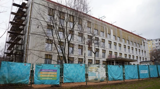 В первом филиале поликлиники №134 в Ясеневе возводят новый фасад