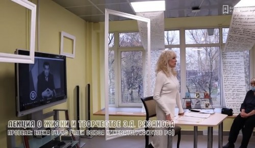 Библиотеки ЮЗАО опубликовали видео о старте книжной выставки, посвященной Эльдару Рязанову