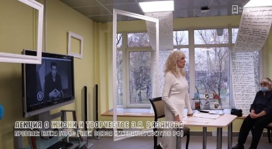 Библиотеки ЮЗАО опубликовали видео о старте книжной выставки, посвященной Эльдару Рязанову