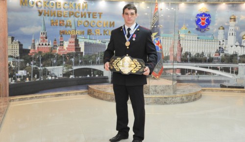 В Московском университете МВД имени Кикотя прошло чествование нового чемпиона мира по боксу Марка Петровского