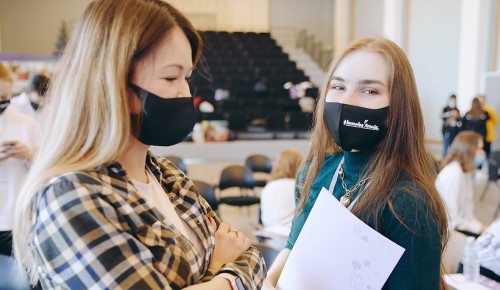 В столице рассказали, как волонтеры Москвы помогают на патриотических акциях