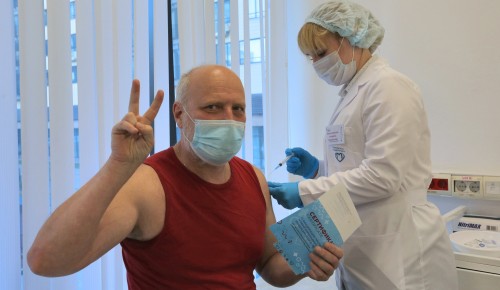 Чтобы вирус не опередил. Наш журналист сделал себе прививку от COVID-19 в Ясеневе