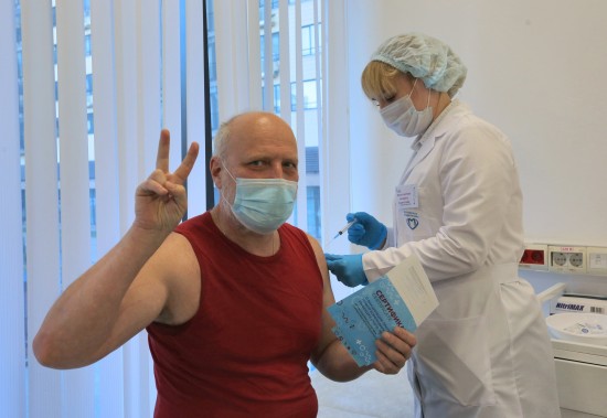 Чтобы вирус не опередил. Наш журналист сделал себе прививку от COVID-19 в Ясеневе