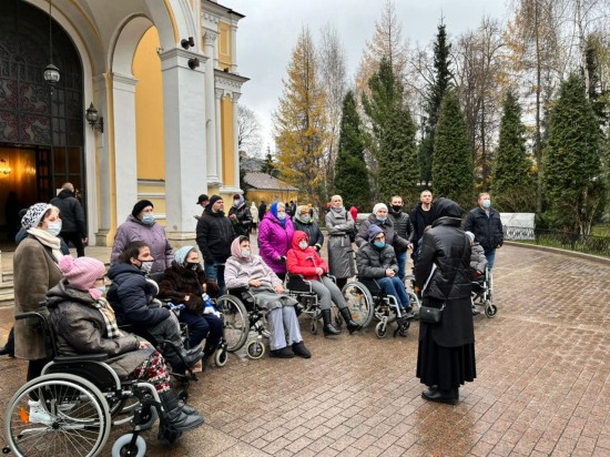 Подопечные пансионата для ветеранов труда №6 посетили Покровский женский монастырь