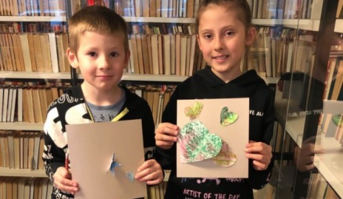 Юные читатели библиотеки №169 подготовили декоративные панно ко Дню матери
