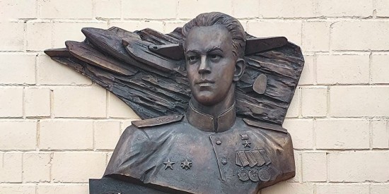 В Ломоносовском районе установили мемориальную доску летчику Ивану Злыденному